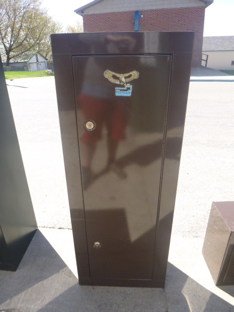 lot 43 image: Homak Metal Gun Cabinet