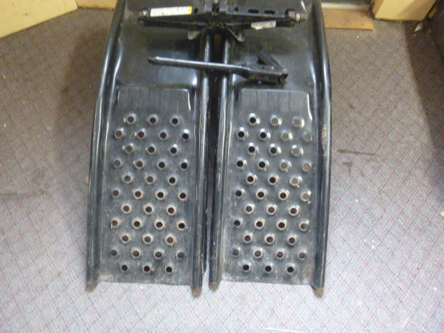 lot 68 image: Car Ramps and Jack