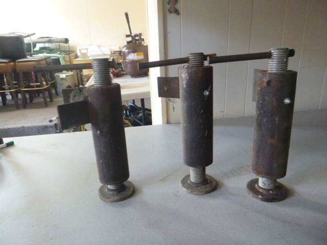 lot 73 image: 3 Screw Jacks