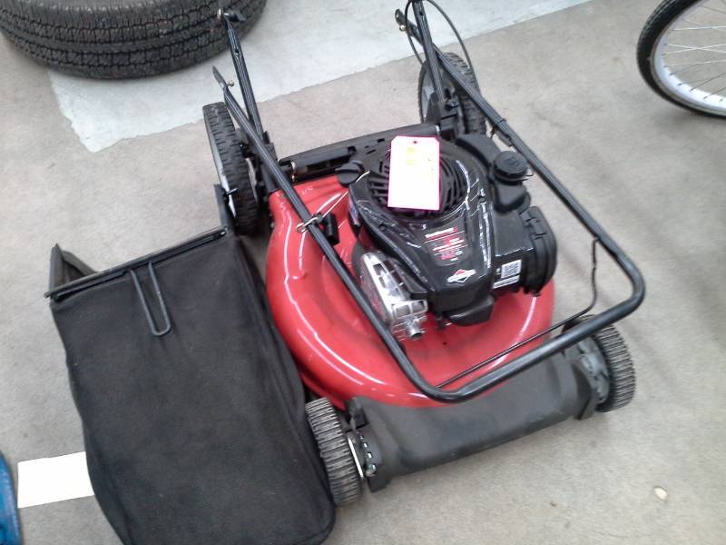 lot 384 image: MTD Yard Machines 21in. Mulch Rear Bag Lawn Mower with Briggs&Stratton 550 Series 140cc Motor