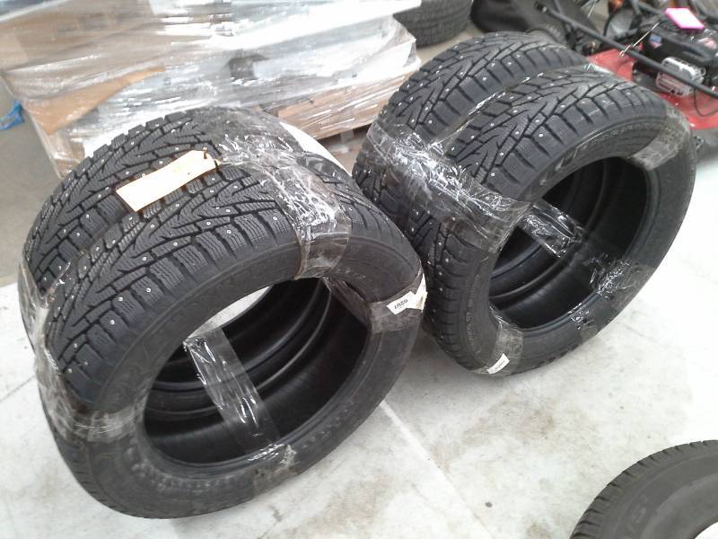 lot 610 image: Lot of (4) Hakkapeliitta   7 SUV 22560R18 Studded Directional SUV Tires