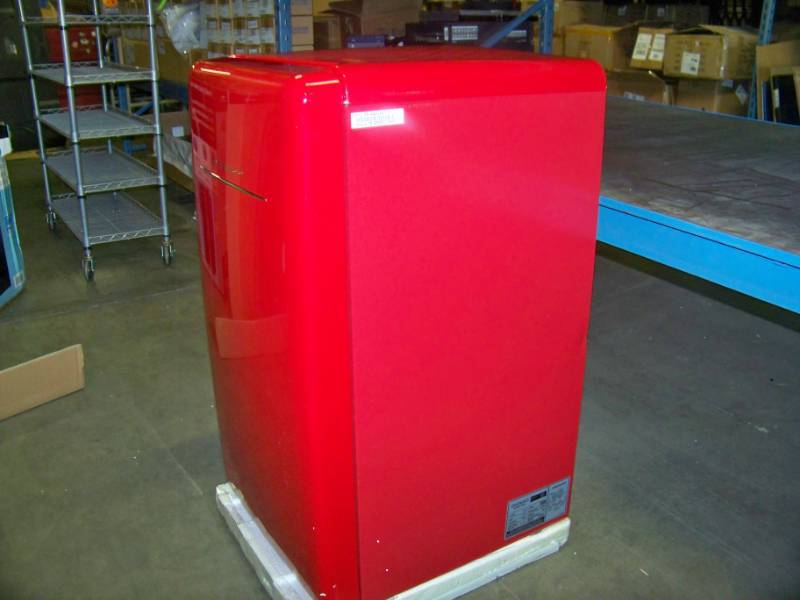 lot 10 image: Daewoo, The Classic (Retro Style), FR-044RCNR, Upright, Compact Refrigerator (Fridge) - NEW with damage in Original, Open Box
