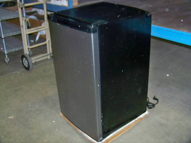 lot 17 image: Daewoo, FR-044RVSE, 4.4 cu.ft., Energy Star, Compact Refrigerator (Fridge) with Freezer Compartment - NEW with damage in Original, Open Box