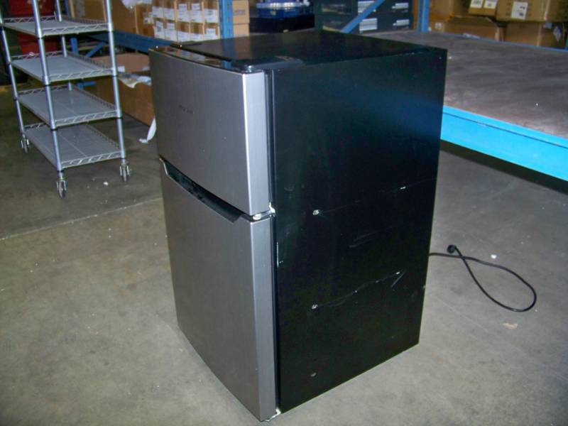 lot 18 image: Hisense, RT33D6AAE, 3.3 cu.ft., 2 Door Refrigerator (Fridge) with Freezer Compartment - USED for PARTSREPAIR