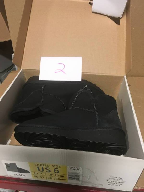 Kirkland Signature Ladies Short Shearling Wedge BOOTS Black Size 6 not used