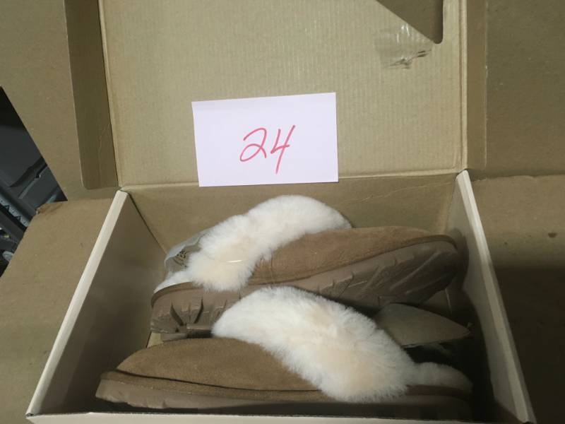 Kirkland Signature Ladies Shearling Chestnut Slipper 7 not used