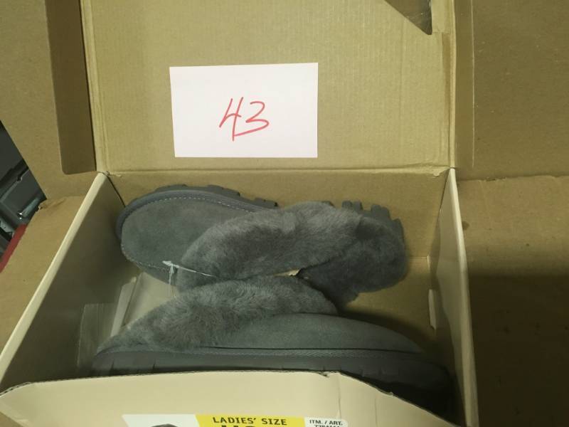 Womens Kirkland Signature Shearling Slipper Grey US Size 6 not used