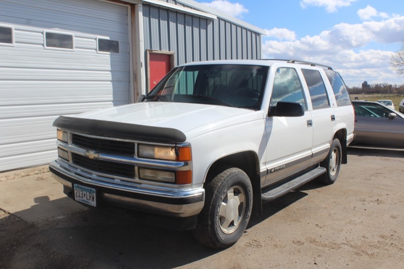 lot 3677 image: 1998 Chevrolet Tahoe LS 4x4 - One Owner -