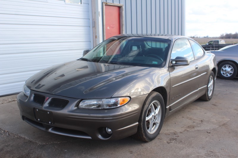 lot 3694 image: 2001 Pontiac Grand Prix GT - 2 Owner -