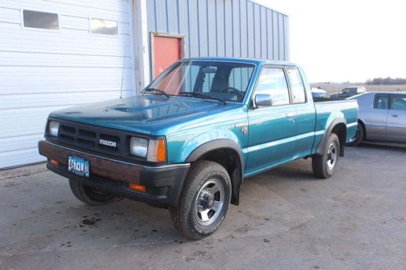 lot 3691 image: 1992 Mazda B2600i LE-5 4x4 5 Speed - One Owner -