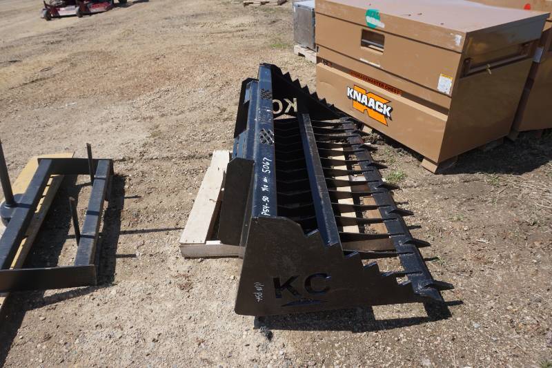 Universal Mount Bobcat Skid Loader Skid Steer 72 Rock Bucket