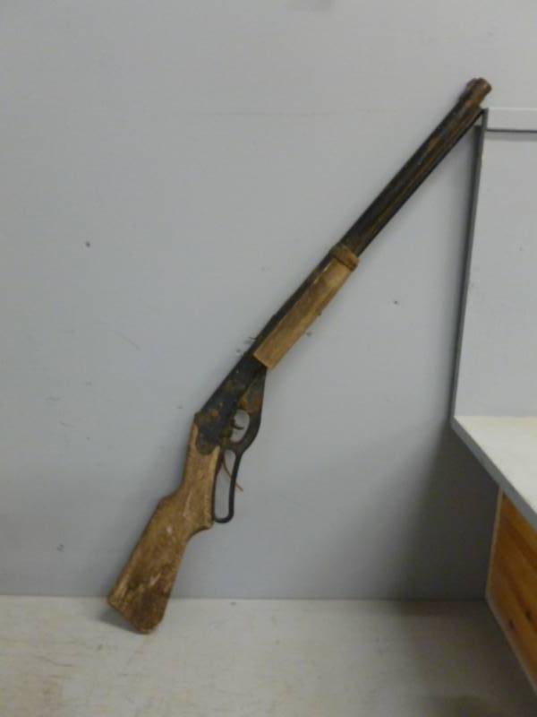 lot 10 image: Vintage Daisy BB Gun