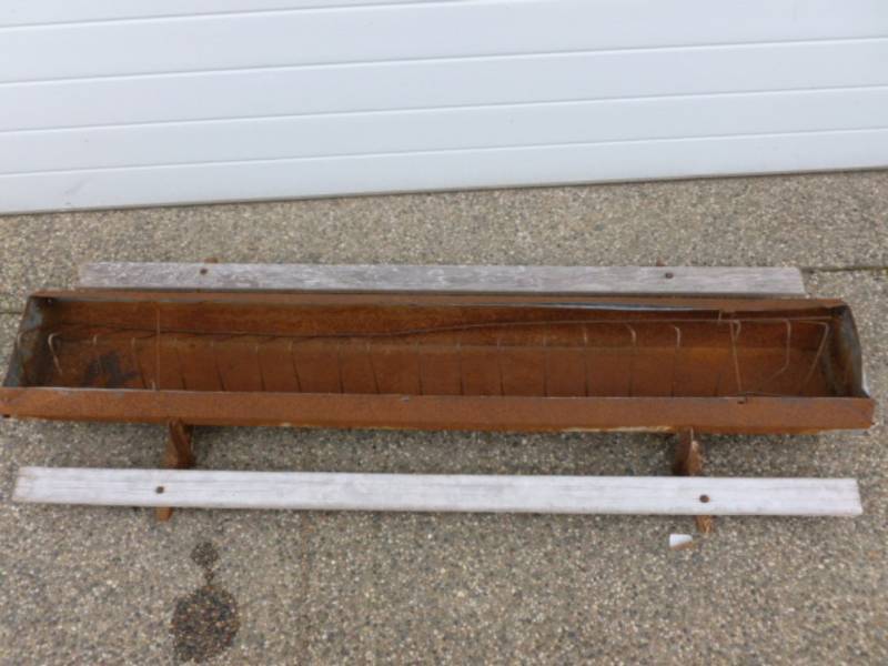 lot 14 image: Vintage Chicken Feeder