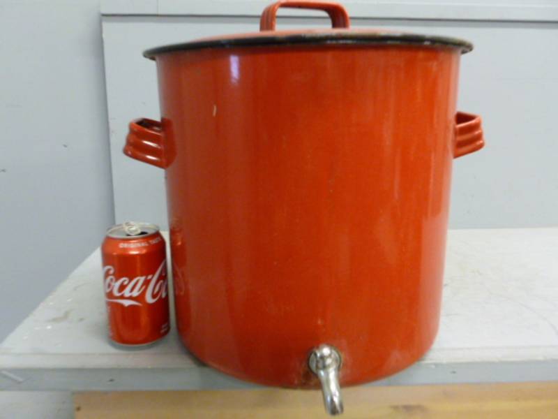 lot 22 image: Vintage Enamelware