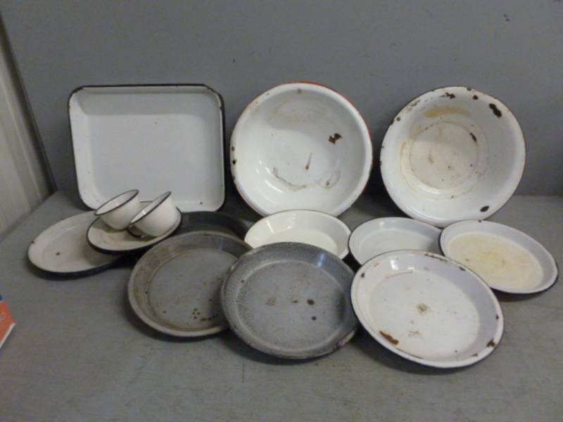 lot 24 image: Vintage Enamelware