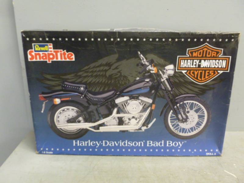 lot 33 image: Harley Davidson Collectible