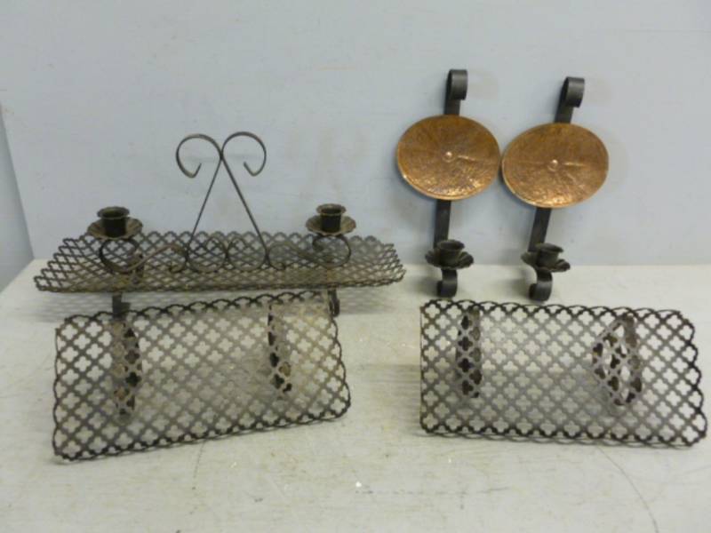 lot 48 image: Vintage Decorations