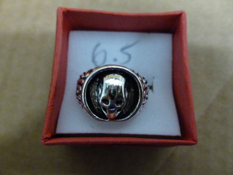 lot 132 image: Mens Ring