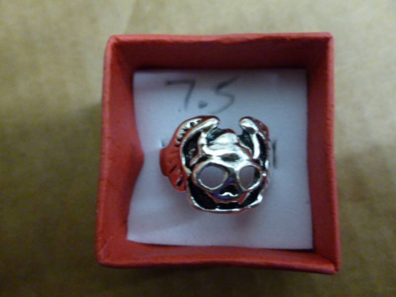 lot 133 image: Mens Ring