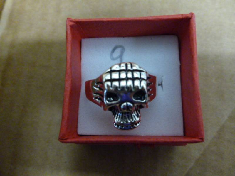 lot 134 image: Mens Ring