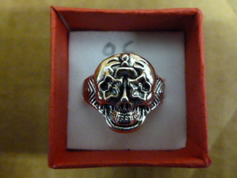 lot 135 image: Mens Ring