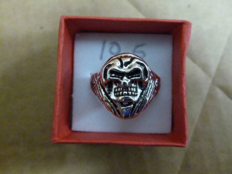 lot 136 image: Mens Ring