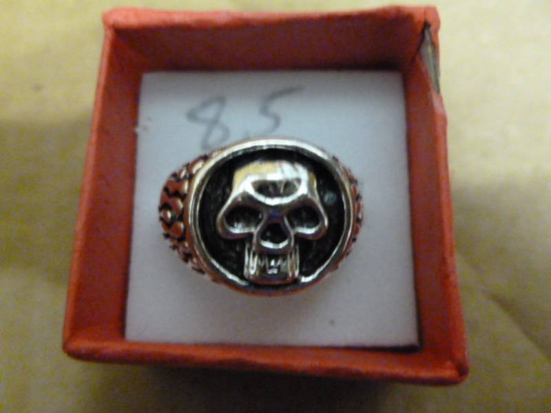 lot 137 image: Mens Ring