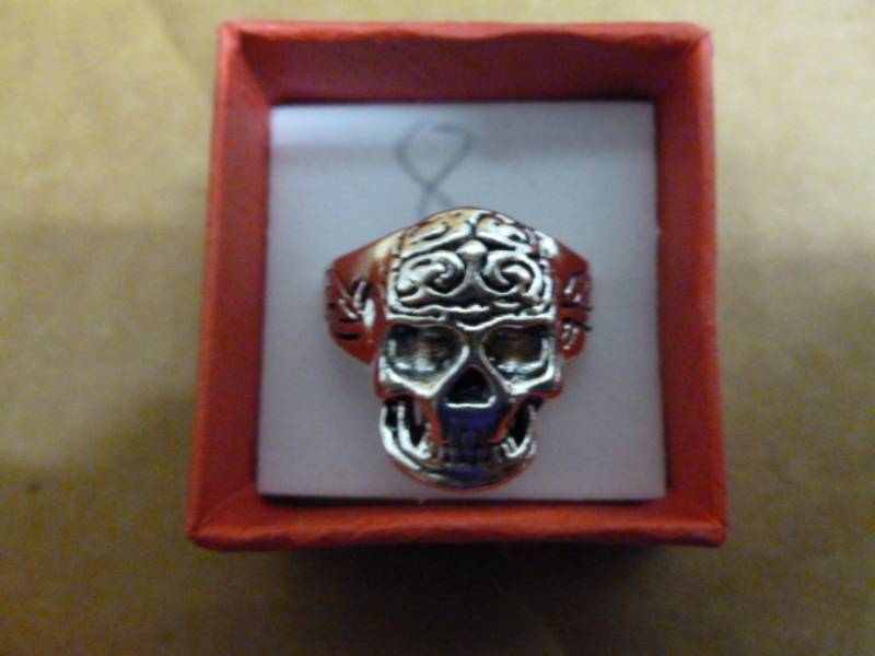lot 138 image: Mens Ring