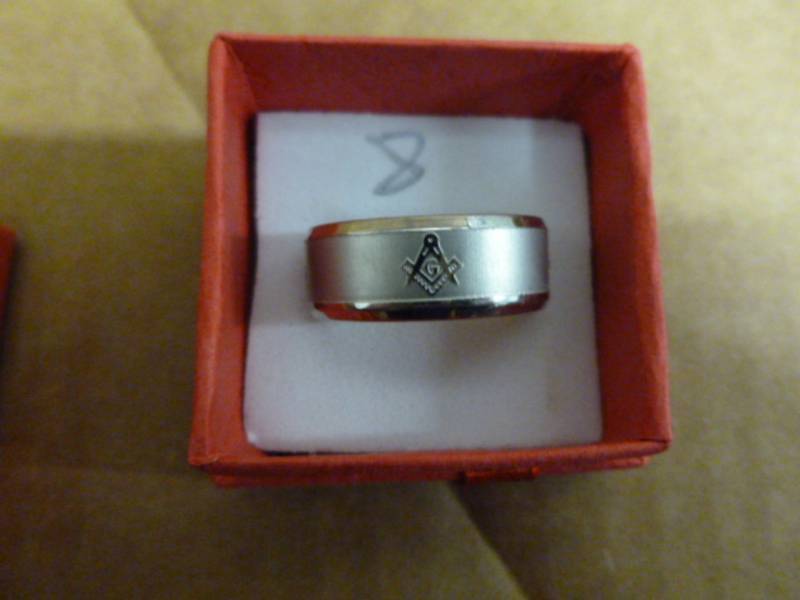 lot 140 image: Mens Ring