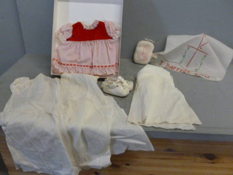 lot 192 image: Vintage Baptismal Outfit