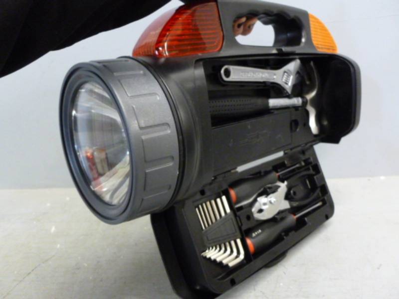 lot 213 image: Emergency Car Kit