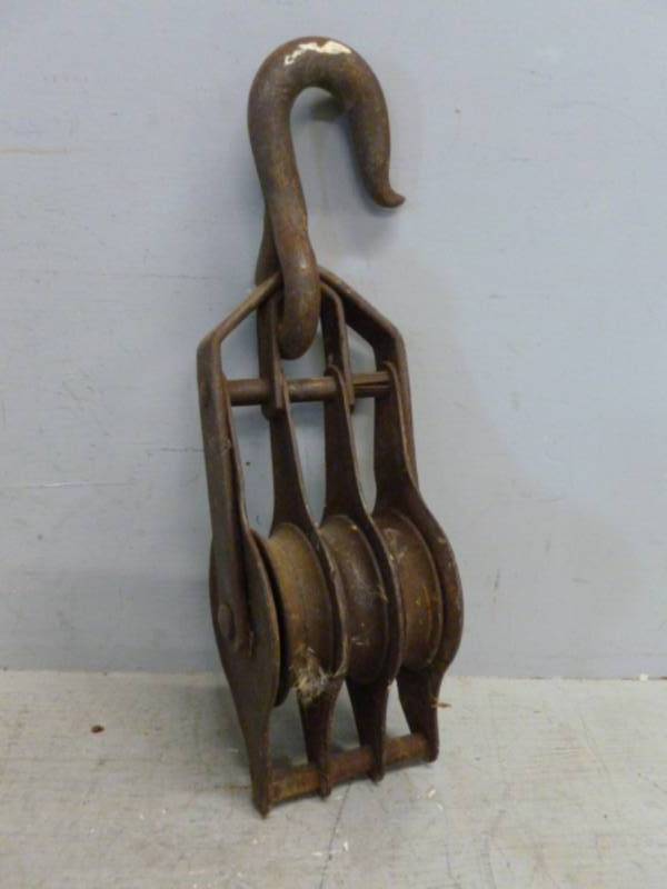lot 288 image: Vintage Barn Pulley
