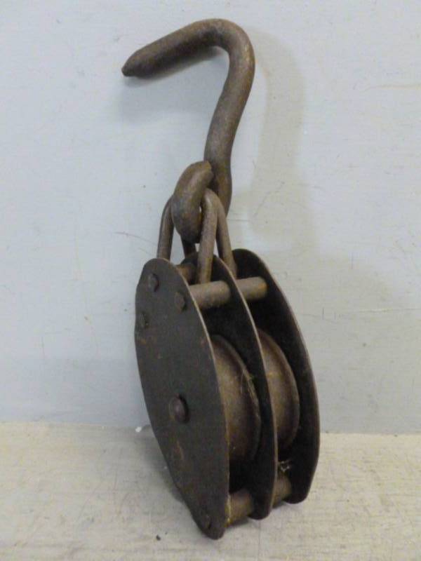 lot 289 image: Vintage Barn Pulley