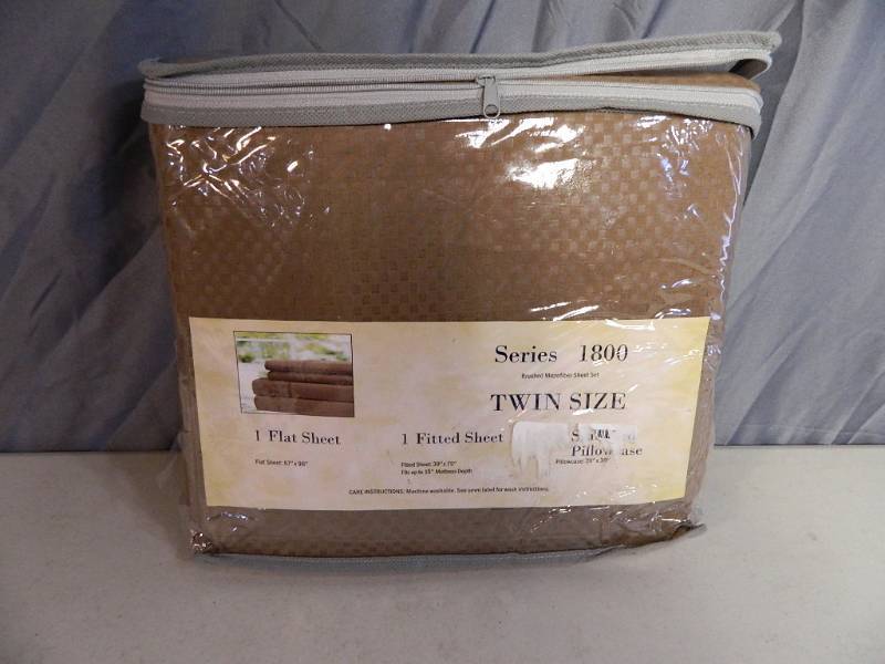 lot 67 image: New Twin Size Sheet Set