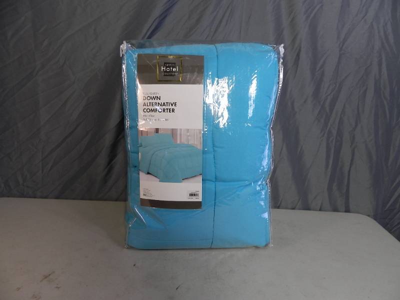 lot 82 image: New Signature Hotel Down Alternative Comforter