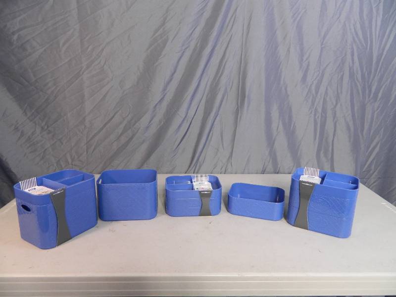 lot 90 image: 8 New Vintage Style Organizers