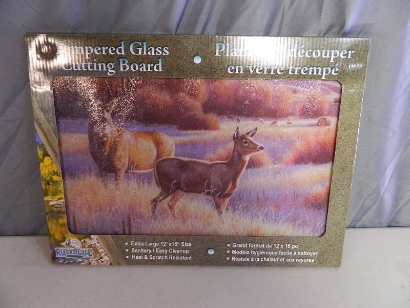lot 116 image: New Deer Tempered Glass Cuttingboard
