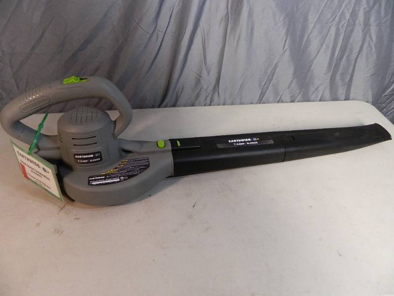 lot 15 image: New Electric Lawn Blower