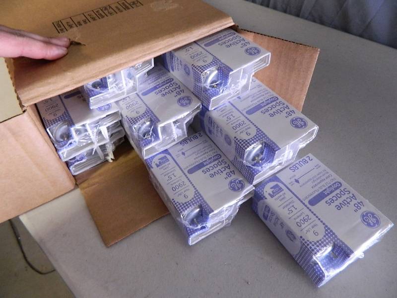 lot 123 image: 16 New 48 inch Fluorescent Bulbs