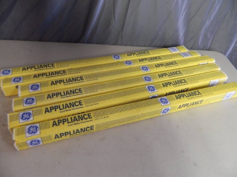 lot 125 image: 6 New 28 Fluorescent Bulbs
