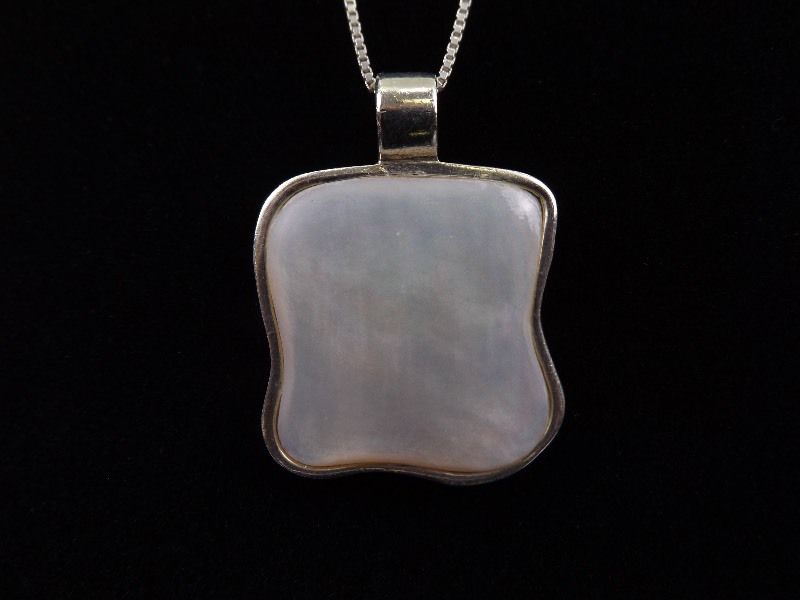 lot 7 image: .925 Sterling Silver Large Mother of Pearl Cabochon&nbspPendant Necklace