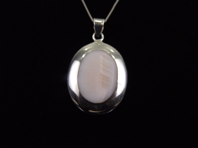lot 8 image: .925 Sterling Silver Inlayed Mother of Pearl&nbspPendant Necklace