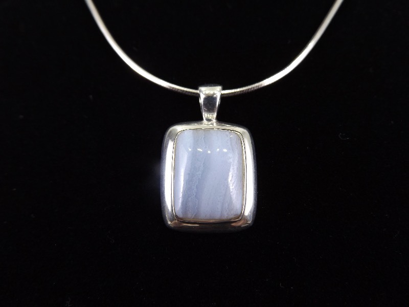 lot 9 image: .925 Sterling Silver Blue Lace Agate Cabochon&nbspPendant Necklace