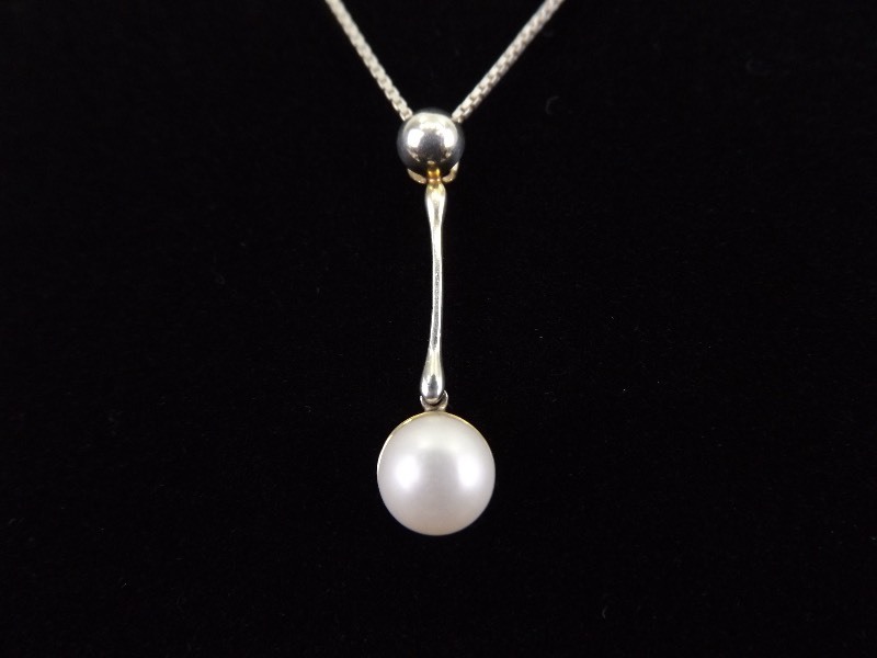 lot 17 image: .925 Sterling Silver Cultured Pearl Bar Dangle&nbspPendant Necklace