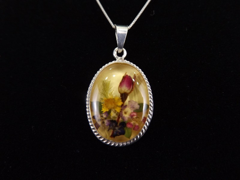 lot 35 image: .925 Sterling Silver Rose Bouquet Pendant Necklace