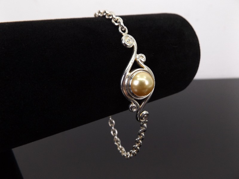 lot 58 image: .925 Sterling Silver Glass Pearl Cabochon Bracelet