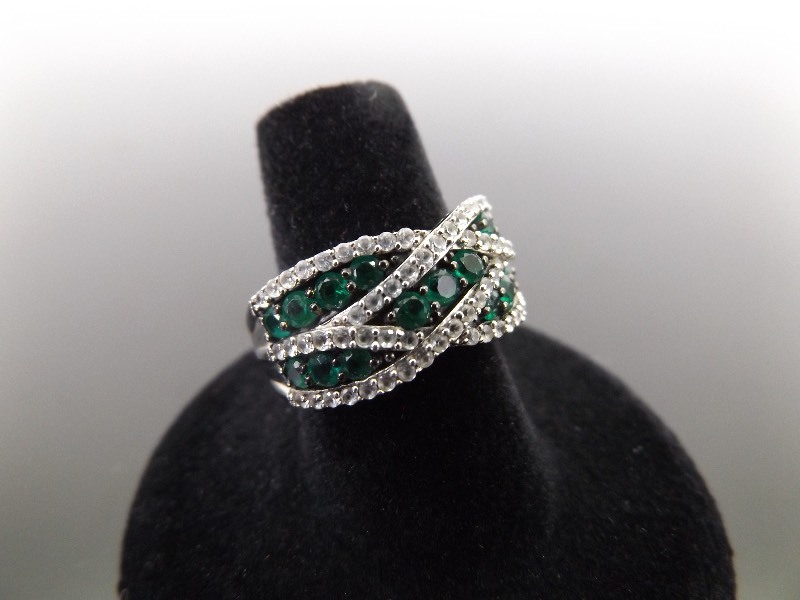 lot 69 image: .925 Sterling Silver Emerald Crystal Ring Size 7.25
