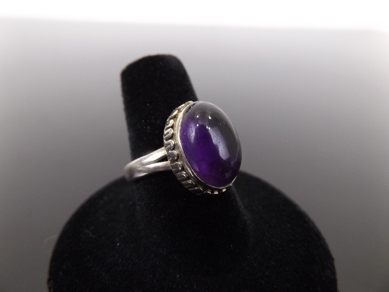lot 77 image: .925 Sterling Silver Amethyst Cabochon Ring Size 8.125