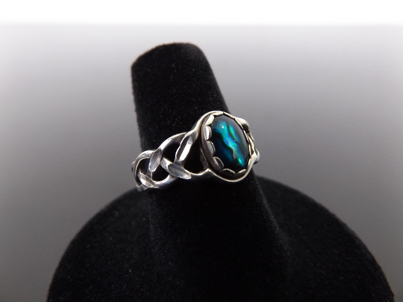 lot 81 image: .925 Sterling Silver Labradorite Cabochon Ring Size 7