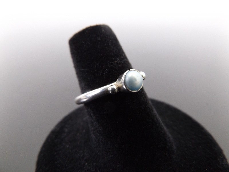 lot 82 image: .925 Sterling Silver Blue Cultured Pearl Ring Size 6.125